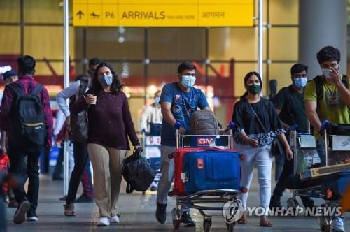 인도 뭄바이 국제공항을 빠져나오는 여행객[AFP 연합뉴스 자료사진. 재판매 및 DB 금지]