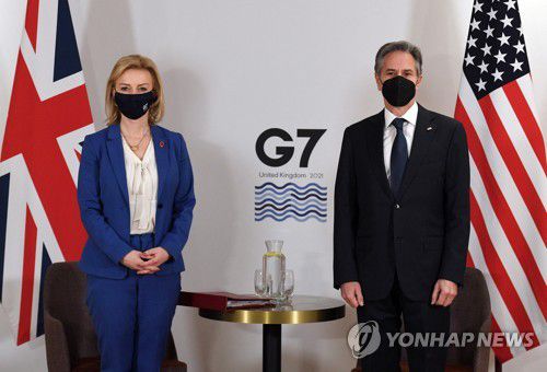 G7 외교·개발장관회의 참석한 영국과 미국 외교장관[Olivier Douliery/Pool/로이터=연합뉴스 자료사진. 재판매 및 DB 금지]