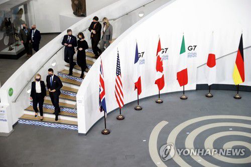 G7 외교장관(리버풀[영국] 로이터=연합뉴스) G7 외교장관들이 11일(현지시간) 외교·개발장관회의에서 기념사진을 찍기 위해 이동하고 있다.2021.12.11 photo@yna.co.kr