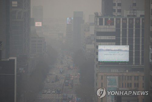 공기질 나쁜 주말   주말을 맞아 전국 곳곳 미세먼지 농도가 '나쁨' 수준을 보인 이달 11일 서울 종로 거리가 온통 희뿌옇다. [연합뉴스 자료사진]