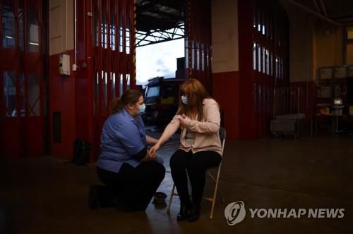 코로나 백신 부스터샷을 맞고 있는 영국인 [로이터 연합뉴스 자료사진. 재판매 및 DB 금지]