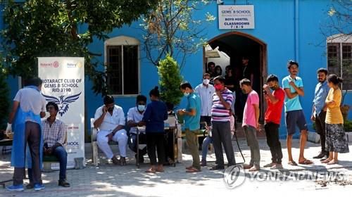 코로나19 검사 받는 벵갈루루 호스텔 투숙객[EPA 연합뉴스 자료사진. 재판매 및 DB 금지]
