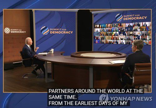 민주주의 화상 정상회의에서 개회사 하는 조 바이든 미 대통령(서울=연합뉴스) 조 바이든 미국 대통령이 9일'민주주의 화상 정상회의'에서 개회사를 하고 있다. 2021.12.9 [미국무부 홈페이지 캡처. 재판매 및 DB금지] jeong@yna.co.kr