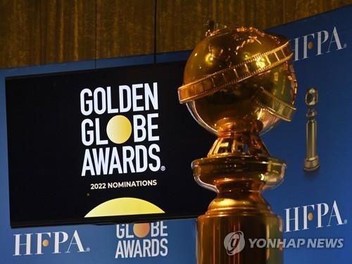 골든글로브 후보 발표 무대에 놓인 트로피(베벌리힐스 UPI=연합뉴스) 13일(현지시간) 미국 캘리포니아주 베벌리힐스에서 열린 제79회 골든글로브 시상식 후보 발표 무대에 트로피가 놓여있다. 2021.12.14 photo@yna.co.kr