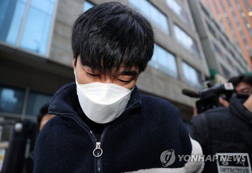 '스토킹 살인' 김병찬스토킹으로 경찰의 신변보호를 받던 전 여자친구를 살해한 김병찬이 지난 11월 29일 오전 검찰로 송치되기 위해 서울 남대문경찰서를 나서고 있다. [연합뉴스 자료사진]