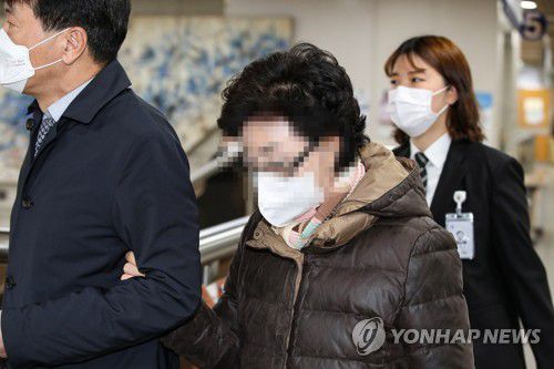 요양급여 부정수급 2심 공판 향하는 국민의힘 윤석열 대선 후보 장모 최 모 씨(서울=연합뉴스) 황광모 기자 = 요양급여 부정수급 혐의로 기소된 윤석열 국민의힘 대통령 후보의 장모 최모 씨가 7일 오후 서울 서초구 서초동 서울고등법원에서 열린 2심 공판에 출석하고 있다. 2021.12.7 hkmpooh@yna.co.kr