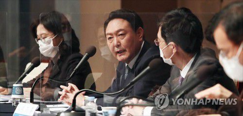 답변하는 윤석열 대선후보(서울=연합뉴스) 국민의힘 윤석열 대선후보가 14일 오전 서울 중구 프레스센터 국제회의장에서 열린 관훈클럽 초청 토론회에서 답변하고 있다. 2021.12.14 [국회사진기자단] srbaek@yna.co.kr