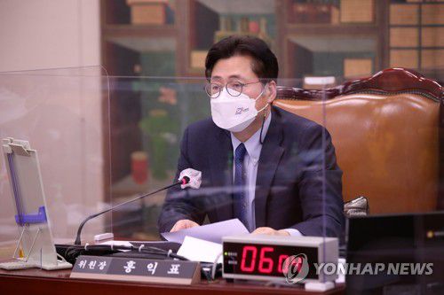 발언하는 홍익표 위원장(서울=연합뉴스) 이정훈 기자 = 14일 오후 국회에서 열린 언론·미디어 제도개선 특별위원회 공청회에서 홍익표 특위 위원장이 발언하고 있다. 2021.12.14 [국회사진기자단] uwg806@yna.co.kr