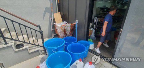 지난 7월 춘천 단수에 '물 동냥'[연합뉴스 자료사진]