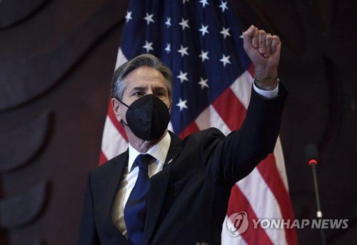 인니 대학서 '인도-태평양 전략' 강연하는 미 국무장관(자카르타 AP=연합뉴스) 인도네시아를 방문한 토니 블링컨 미국 국무장관이 14일(현지시간) 수도 자카르타의 인도네시아국립대에서 조 바이든 미 행정부의 '인도-태평양 전략'에 대해 강연하면서 한쪽 손을 쥐어 보이고 있다. 그는 이날 강연에서 중국을 향해 인도·태평양 지역 내 공격적 행동을 중단할 것을 촉구했다. 블링컨 장관은 중국 견제를 위해 인도네시아와 말레이시아, 태국 등 아세안(동남아시아국가연합) 3개국을 순방 중이다. 2021.12.14 sungok@yna.co.kr