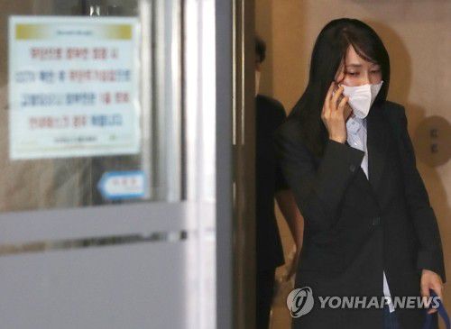 누군가와 통화하는 김건희 씨(서울=연합뉴스) 임헌정 기자 = 국민의힘 윤석열 대선 후보의 배우자 김건희 씨가 15일 서울 서초구 자택에서 나오며 누군가와 전화 통화를 하고 있다. 2021.12.15 kane@yna.co.kr