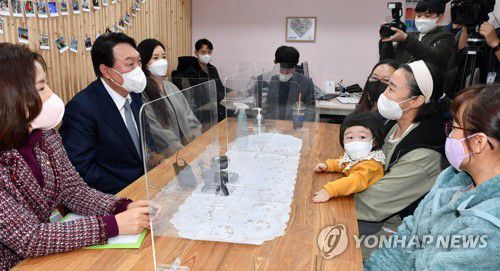 가온한부모복지협의회 찾아 간담회하는 윤석열 대선후보(서울=연합뉴스) 국민의힘 윤석열 대선 후보가 15일 오후 서울 성동구 가온한부모복지협의회를 찾아 회원들과 간담회를 갖고 있다. 2021.12.15 [국회사진기자단] toadboy@yna.co.kr