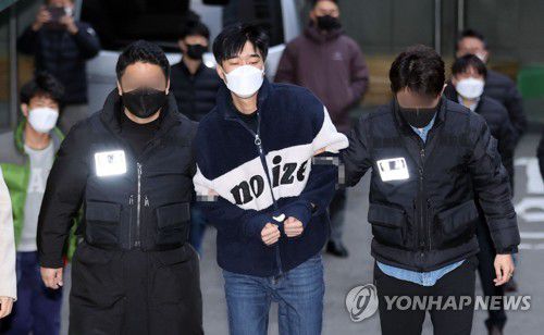 '스토킹 살인' 김병찬, 보복살인 혐의로 검찰 송치(서울=연합뉴스) 김인철 기자 = 스토킹으로 경찰의 신변보호를 받던 전 여자친구를 살해한 김병찬이 29일 오전 검찰로 송치되기 위해 서울 남대문경찰서를 나서고 있다. 2021.11.29 yatoya@yna.co.kr