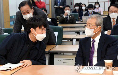 대화하는 이준석과 김종인(서울=연합뉴스) 백승렬 기자 = 국민의힘 이준석 대표(왼쪽)와 김종인 총괄선대위원장이 16일 국회의원회관에서 열린 "위드 코로나 긴급 점검 전문가에게 듣는다 무엇이 진짜 문제인가? " 토론회에서 대화하고 있다. 2021.12.16 [국회사진기자단] srbaek@yna.co.kr