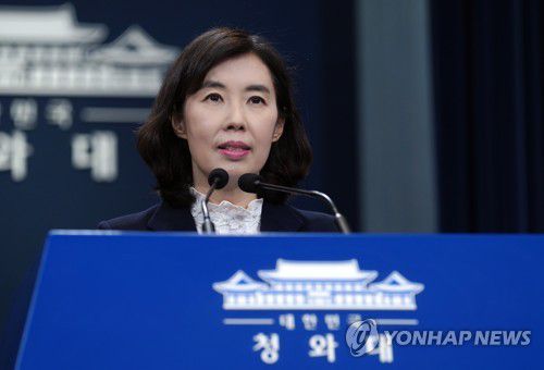 문대통령 "방역조치 다시 강화, 국민께 송구"(서울=연합뉴스)  박경미 청와대 대변인이 16일 서울 춘추관 브리핑룸에서 신종 코로나바이러스 감염증(코로나19) 방역 조치 강화와 관련해 문재인 대통령의 발언을 브리핑하고 있다.      문 대통령은 "방역조치를 다시 강화하게 돼 국민들께 송구스럽다"고 밝혔다. 2021.12.16 [청와대 제공, 재판매 및 DB 금지] seephoto@yna.co.kr