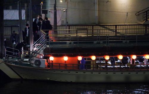 일본 도심 하천 유람선(도쿄=연합뉴스) 이세원 특파원 = 16일 오후 일본 도쿄(東京) 스미다가와(隅田川)에 정박 중인 유람선 야카타부네(屋形船)에 이용객이 승선하고 있다. 내부에 음식이 차려져 있다.