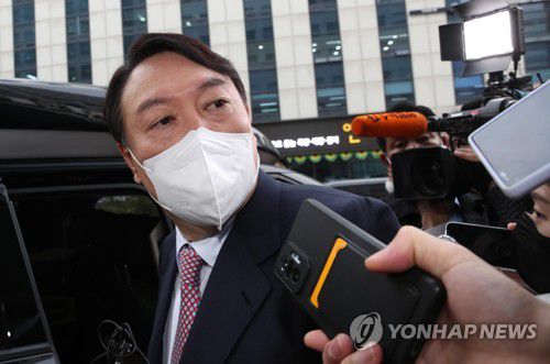 김건희 씨 '허위 이력' 논란 질문 받는 윤석열 후보(서울=연합뉴스) 하사헌 기자 = 국민의힘 윤석열 대선 후보가 16일 오전 서울 여의도 새시대준비위원회 사무실을 나서며 부인 김건희 씨의 '허위 이력' 논란과 관련한 질문을 하는 취재진을 바라보고 있다. 2021.12.16 [국회사진기자단] toadboy@yna.co.kr