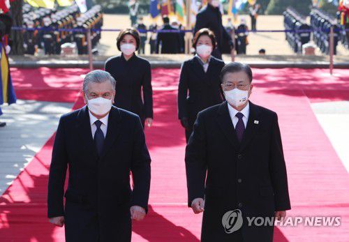 정상회담장으로 향하는 한-우즈벡 정상(서울=연합뉴스) 서명곤 기자 = 한국을 국빈 방문한 샤프카트 미르지요예프 우즈베키스탄 대통령이 문재인 대통령과 함께 17일 청와대에서 열린 공식환영식에서 의장대를 사열한 뒤 정상회담을 위해 본관으로 향하고 있다. 2021.12.17 seephoto@yna.co.kr