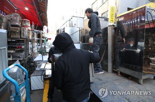 매출감소 320만 소상공인에 100만원 지원금(서울=연합뉴스) 임헌정 기자 = 정부가 코로나19 특별방역 대책으로 매출이 감소한 소상공인 320만명에게 100만원 상당의 방역지원금을 지급하기로 했다.      이·미용업, 키즈카페 등 인원·시설 이용 제한업종 12만곳은 소상공인 손실보상 대상에 새로 포함된다.      정부는 이런 내용 등을 담은 방역지원금 및 손실보상·지원 확대 방안을 17일 발표했다.      사진은 이날 서울 중구 황학동주방가구거리에서 폐업한 가게에서 나온 집기류 등을 내리고 있다. 2021.12.17 kane@yna.co.kr