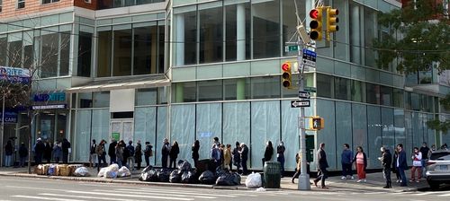 맨해튼 병원 앞에 줄선 코로나 검사 대기자들(뉴욕=연합뉴스) 강건택 특파원 = 17일(현지시간) 미국 뉴욕시 맨해튼 미드타운의 한 병원 앞에서 신종 코로나바이러스 감염증(코로나19) 검사를 받기 위해 줄을 서서 대기하는 시민들. 2021.12.17. firstcircle@yna.co.kr