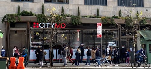 맨해튼 병원 앞에 줄선 코로나 검사 대기자들(뉴욕=연합뉴스) 강건택 특파원 = 17일(현지시간) 미국 뉴욕시 맨해튼 미드타운의 한 병원 앞에서 신종 코로나바이러스 감염증(코로나19) 검사를 받기 위해 줄을 서서 대기하는 시민들. 2021.12.17. firstcircle@yna.co.kr