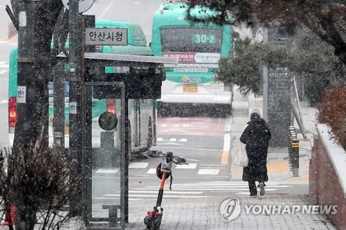 눈 내리는 수도권 도심    (안산=연합뉴스) 권준우 기자 = 18일 오후 경기 안산시 단원구의 한 거리에 눈이 내리고 있다. 2021.12.18