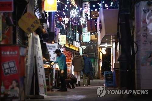 사적모임 제한 분위기, 손님 줄어든 무교동(서울=연합뉴스) 류영석 기자 = 전국 사적 모임 인원 4인 및 영업시간 제한을 하루 앞둔 17일 오후 서울 중구 무교동 인근 음식점 거리가 비교적 한산한 모습을 보이고 있다. 2021.12.17