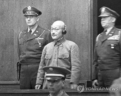 도쿄재판서 판결 듣는 도조 히데키(도쿄 교도=연합뉴스) 1948년 11월 12일 일본 도쿄에서 열린 극동군사재판(도쿄재판)에서 도조 히데키(東條英機) 전 일본 총리가 판결이 선고되는 것을 듣고 있다.