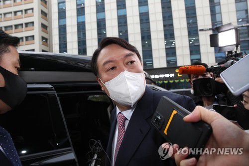 김건희 씨 '허위 이력' 논란 질문 받는 윤석열 후보(서울=연합뉴스) 하사헌 기자 = 국민의힘 윤석열 대선 후보가 16일 오전 서울 여의도 새시대준비위원회 사무실을 나서며 부인 김건희 씨의 '허위 이력' 논란과 관련한 질문을 하는 취재진을 바라보고 있다. 2021.12.16 [국회사진기자단] toadboy@yna.co.kr