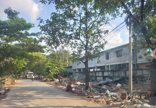 흘라잉 따야 공단 내의 한 공장을 따라 들어섰던 판자촌이 철거되고 남은 잔해. 2021.12.12. [양곤=연합뉴스] 이정호 통신원