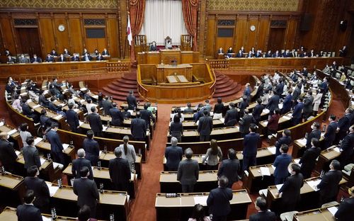 (도쿄 교도=연합뉴스) 일본 참의원(상원)이 20일 중의원(하원)에서 지난주 통과된 35조9천895억엔 규모의 2021회계연도(2021.4~2022.3) 추경 예산안을 가결하고 있다.