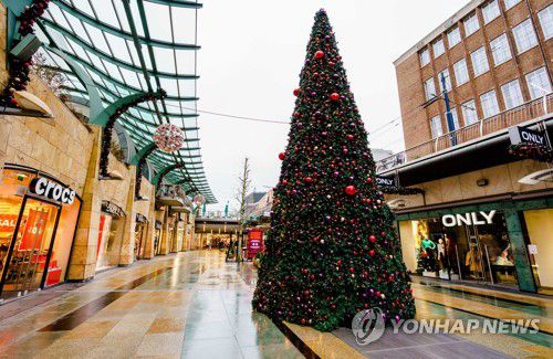 록다운(봉쇄) 시작한 네덜란드 (로테르담 EPA=연합뉴스) 19일(현지시간) 록다운 정책이 시작된 네덜란드 로테르담의 한 쇼핑가. 네덜란드는 이날부터 슈퍼마켓, 약국 등 필수 상점을 제외한 비필수 상점 등은 내달 14일까지 문을 닫는다. 2021.12.20 photo@yna.co.kr