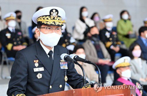 취임사 하는 김정수 신임 해군 참모총장(서울=연합뉴스) 김정수 신임 해군 참모총장이 16일 오후 충남 계룡대 대연병장에서 열린 '제34·35대 해군 참모총장 이취임식'에서 취임사를 하고 있다. 2021.12.16     [해군 제공. 재판매 및 DB 금지] photo@yna.co.kr