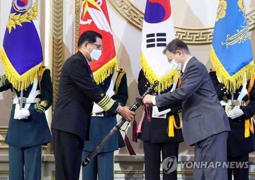 해군참모총장 삼정검에 수치 달아주는 문재인 대통령(서울=연합뉴스) 안정원 기자 = 문재인 대통령이 20일 청와대 영빈관에서 열린 장성 진급·보직 신고 및 수치 수여식에서 김정수 해군참모총장의 삼정검에 수치를 달아주고 있다. 삼정검의 '삼정'은 육·해·공군이 일치하여 호국·통일·번영의 3가지 정신 달성을 의미하며 수치는 끈으로 된 깃발로 장성의 보직과 이름, 임명 날짜, 수여 당시 대통령 이름이 수놓아져 있다. 2021.12.20 jeong@yna.co.kr