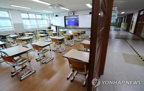 '다시 원격수업'(세종=연합뉴스) 김주형 기자 = 초중고교 등교수업과 원격수업이 병행 실시된 20일 오전 세종시 한 중학교 1학년 교실에서 선생님이 원격수업을 하고 있다. 2021.12.20 kjhpress@yna.co.kr