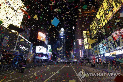2021년 1월 1일 인파 없이 썰렁한 타임스스퀘어 광장에 새해를 축하하는 색종이만 뿌려지고 있다. [로이터 연합뉴스 자료사진. 재판매 및 DB 금지]