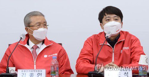 발언하는 이준석 상임선거대책위원장(서울=연합뉴스) 하사헌 기자 = 국민의힘 이준석 상임선거대책위원장(오른쪽)이 20일 서울 여의도 국회에서 열린 중앙선거대책위원회의에서 발언하고 있다. 2021.12.20 [국회사진기자단] toadboy@yna.co.kr