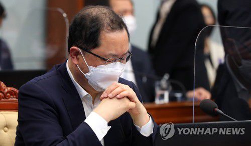 '아들 입사지원서 논란' 김진국 민정수석 사의.(서울=연합뉴스) 아들의 입사지원서 문제로 논란에 휩싸인 김진국 청와대 민정수석이 21일 사의를 표명했다. 문재인 대통령은 김 수석의 사의를 즉시 수용했다. 청와대 고위관계자는 이날 기자들을 만나 "김 수석이 오늘 아침 출근하자마자 사의를 표했다"며 이같이 밝혔다. 사진은 김 수석이 지난 4월 26일 청와대에서 열린 수석·보좌관회의에 참석한 모습.  2021.12.21  [연합뉴스 자료사진] photo@yna.co.kr