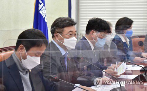 발언하는 윤호중 원내대표(서울=연합뉴스) 하사헌 기자 = 더불어민주당 윤호중 원내대표가 21일 서울 여의도 국회에서 열린 원내대책회의에서 발언하고 있다. 2021.12.21 [국회사진기자단] toadboy@yna.co.kr