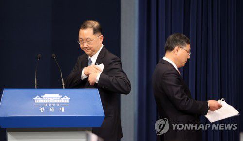 '아들 입사지원서 논란' 김진국 민정수석 사의.(서울=연합뉴스) 아들의 입사지원서 문제로 논란에 휩싸인 김진국 청와대 민정수석이 21일 사의를 표명했다. 문재인 대통령은 김 수석의 사의를 즉시 수용했다. 청와대 고위관계자는 이날 기자들을 만나 "김 수석이 오늘 아침 출근하자마자 사의를 표했다"며 이같이 밝혔다. 사진은 지난 3월 4일 김진국 민정수석이 청와대 춘추관 대브리핑룸에서 연단으로 올라서며 전임 신현수 수석과 교차하는 모습. 2021.12.21  [연합뉴스 자료사진] jjaeck9@yna.co.kr