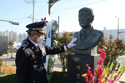 흉상 참배[서해해경청 제공·재판매 및 DB 금지]