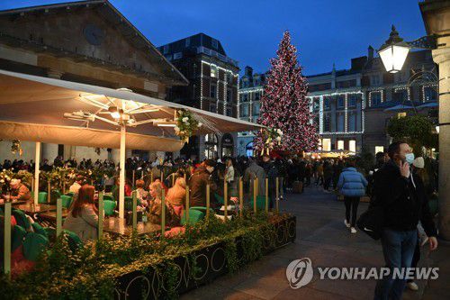 야외 테이블에서 식사 중인 영국 시민들 [AFP 연합뉴스 자료사진, 재배포 및 DB 금지]