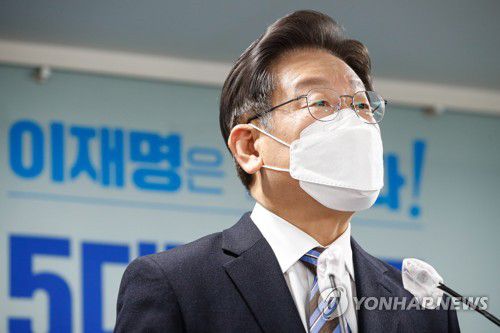 과학기술 정책공약 발표하는 이재명 대선후보(서울=연합뉴스) 백승렬 기자 = 더불어민주당 이재명 대선후보가 22일 서울 여의도 더불어민주당 중앙당사에서 과학기술 정책공약을 발표하고 있다. 2021.12.22 [국회사진기자단] srbaek@yna.co.kr