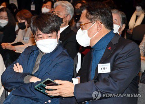 대화하는 이준석 대표와 정진석 국회부의장(서울=연합뉴스) 국민의힘 이준석 대표와 정진석 국회부의장이 22일 서울 중구 프레스센터 국제회의장에서 열린 한국여성기자협회 창립 60주년 기념식에서 대화하고 있다. 2021.12.22 [국회사진기자단] toadboy@yna.co.kr