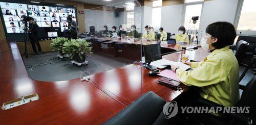 학생 참여 백신접종 간담회에서 발언하는 유은혜 부총리(세종=연합뉴스) 김주형 기자 = 유은혜 사회부총리 겸 교육부 장관(오른쪽)이 22일 오후 세종시 정부세종청사에서 열린 학생과 함께하는 백신접종 온라인 간담회에서 발언하고 있다. 2021.12.22 kjhpress@yna.co.kr