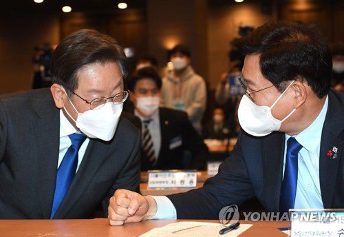 대화하는 이재명 대선후보와 송영길 대표(서울=연합뉴스) 백승렬 기자 = 더불어민주당 이재명 대선후보와 송영길 대표가 23일 서울 여의도 중소기업중앙회에서 열린 대한민국 대전환 직능본부 출범식에서 대화하고 있다. 2021.12.23 [국회사진기자단] srbaek@yna.co.kr