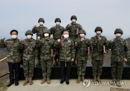 백령도 해병대 장병과 기념촬영하는 문재인 대통령(서울=연합뉴스) 문재인 대통령이 23일 서해 백령도를 방문, 해병대 전방관측소(OP)에 올라 장병들을 격려한 뒤 기념촬영을 하고 있다.  2021.12.23 [청와대 제공, 재판매 및 DB 금지] seephoto@yna.co.kr