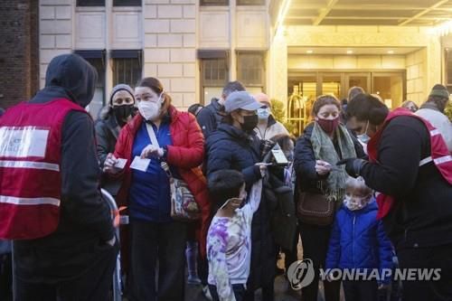 미국 뉴욕에서 추수감사절 퍼레이드를 보러 온 시민들이 코로나19 백신 접종 증명서를 보여주는 장면 [AP=연합뉴스 자료사진]