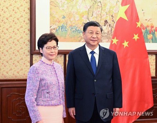 홍콩 행정장관 만나는 시진핑 중국 주석(베이징 신화=연합뉴스) 시진핑(習近平) 중국 국가 주석(오른쪽)이 22일 베이징에서 업무보고를 위해 이곳을 방문한 캐리 람(林鄭月娥) 홍콩 행정장관을 만나고 있다. 시 주석은 선거제도를 개편한 뒤 처음 실시된 지난 19일의 홍콩 입법회(의회) 선거와 관련해 "선거를 통해 많은 홍콩 동포들의 민주적 권리가 구현됐고 '애국자가 다스리는 홍콩' 원칙이 실현됐다"고 말했다. 역대 최저 투표율인 30.2％를 기록한 이번 홍콩 입법회 선거에서는 친중 진영이 90석 의석 중 89석을 차지했다. 2021.12.23 knhknh@yna.co.kr