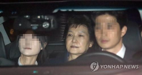 박근혜 전 대통령 특별사면(서울=연합뉴스) 국정농단 사건 등으로 유죄 확정을 받아 수감 중인 박근혜 전 대통령이 특별사면으로 풀려난다. 2017년 3월 31일 구속된 이후 4년 9개월 만이다.      사진은 지난 2017년 3월 31일 구속영장이 발부된 박근혜 전 대통령이 서울구치소에 수감되기 위해 검찰차량을 타고 서초동 서울중앙지검을 나서고 있는 모습. 2021.12.24 [연합뉴스 자료사진] photo@yna.co.kr